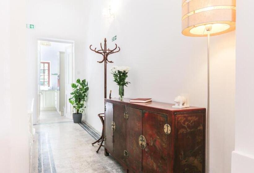 اتاق استاندارد, House Of Pomegranates