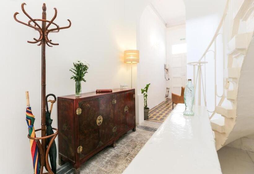 اتاق استاندارد با چشمانداز باغ, House Of Pomegranates