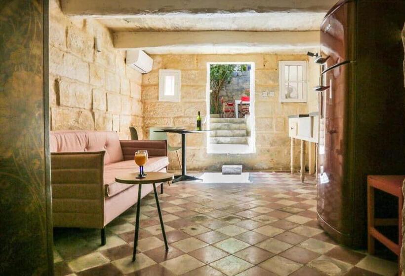 اتاق استاندارد, House Of Pomegranates