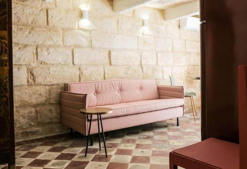 اتاق استاندارد, House Of Pomegranates