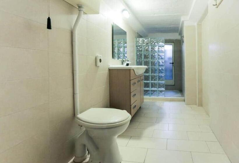 اتاق استاندارد, House Of Pomegranates