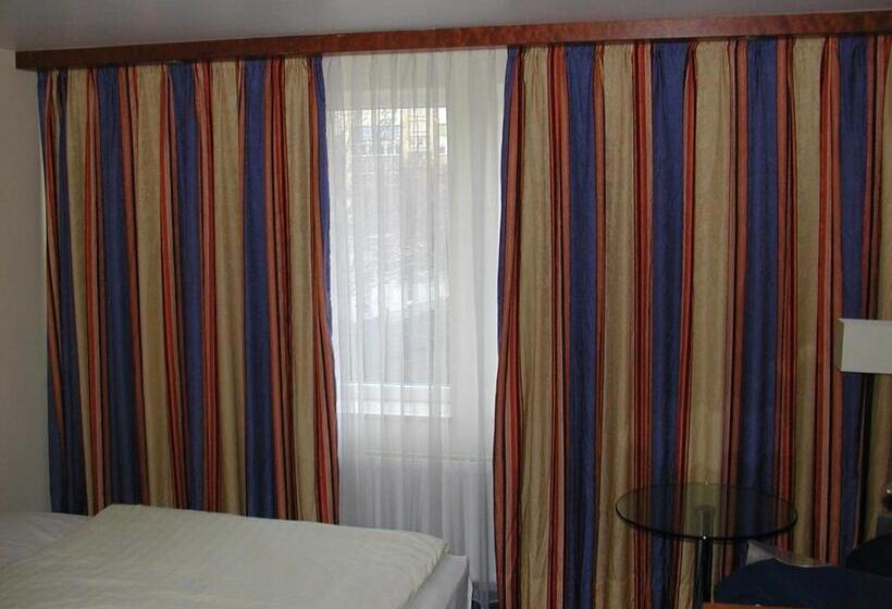 غرفة قياسية ثلاثية, Motel Monteur