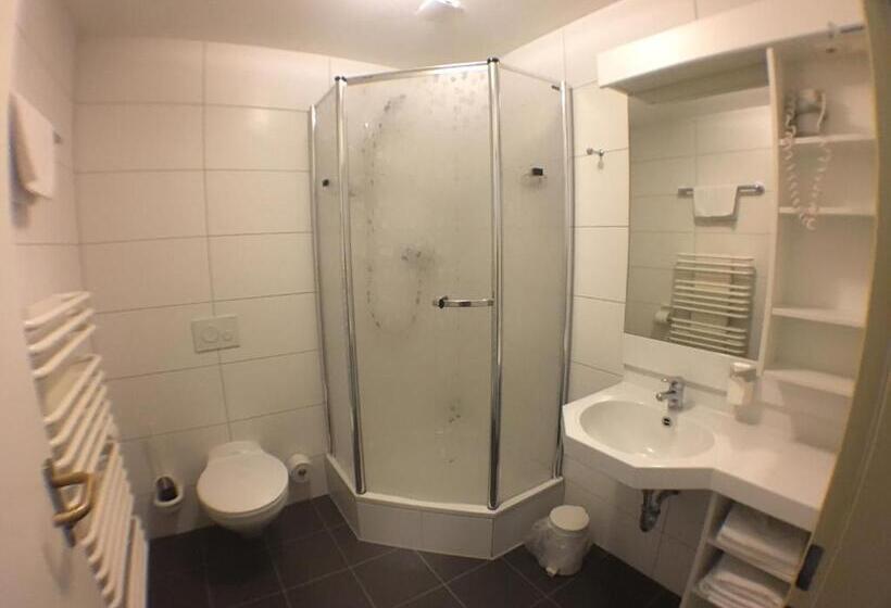 غرفة قياسية ثلاثية, Motel Monteur