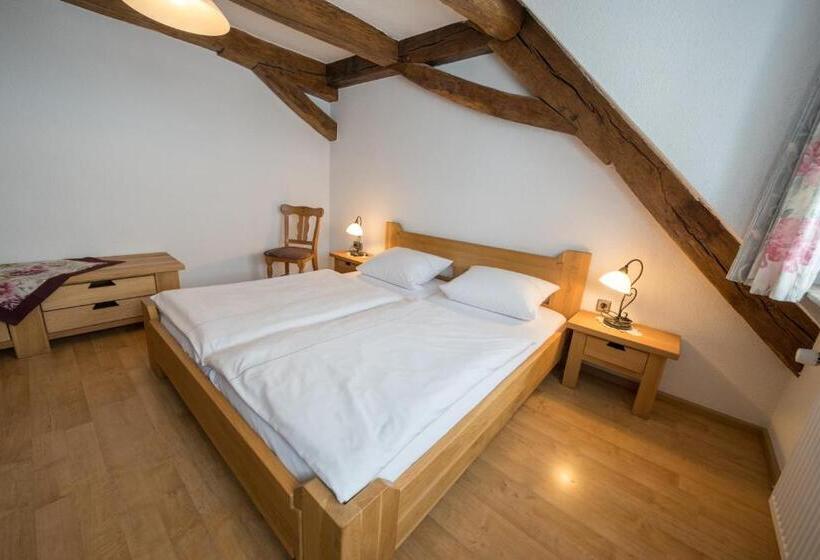 غرفة قياسية, Der Adler