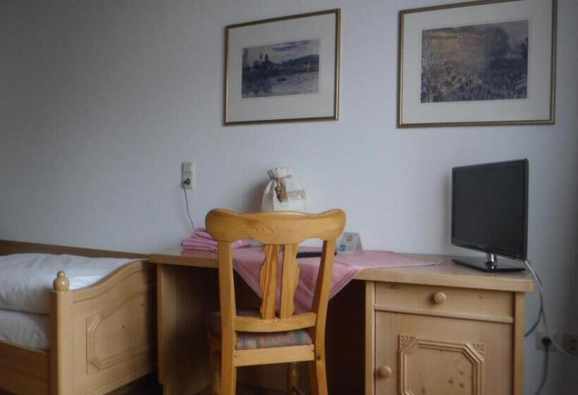 غرفة قياسية فردية, Der Adler