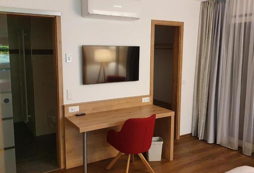 غرفة قياسية, Der Adler