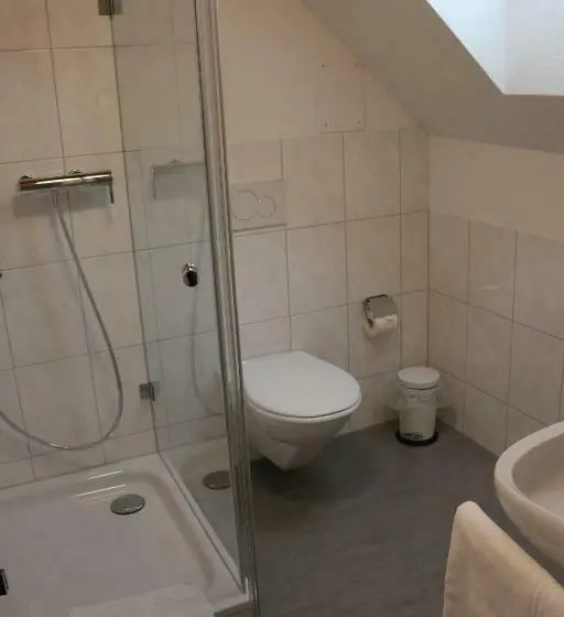 Standard Yhden Hengen Huone, Lowen