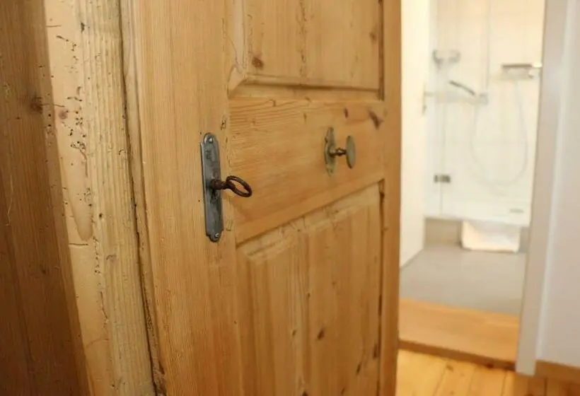 Standard Yhden Hengen Huone, Lowen