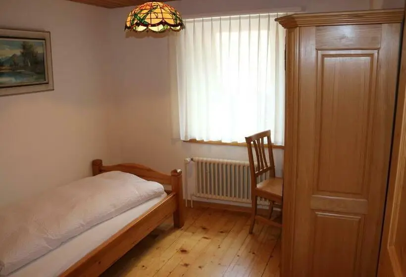 Economy Yhden Hengen Huone, Lowen