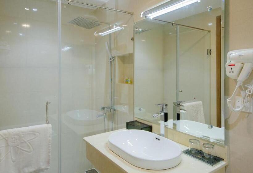 اتاق لوکس با بالکن, Orbit