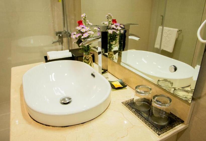 اتاق لوکس با بالکن, Orbit