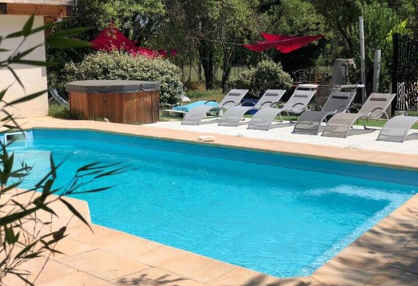 غرفة قياسية مطلّة علي حمام السباحة, Esprit D'ailleurs