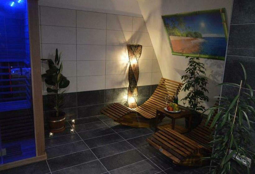 1 Szobás Deluxe Apartman, Kolonie