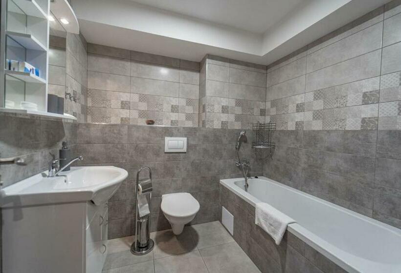 Lakosztály Erkéllyel, Kolonie