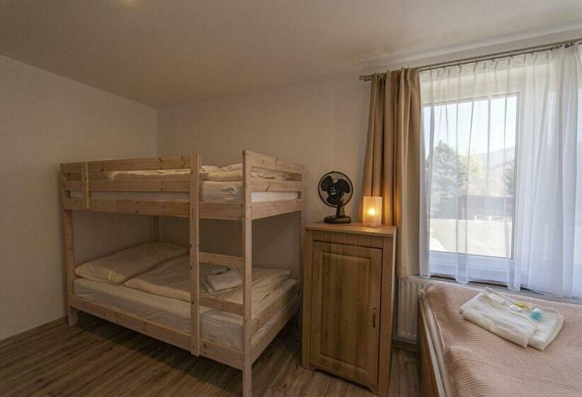 Lakosztály Erkéllyel, Kolonie