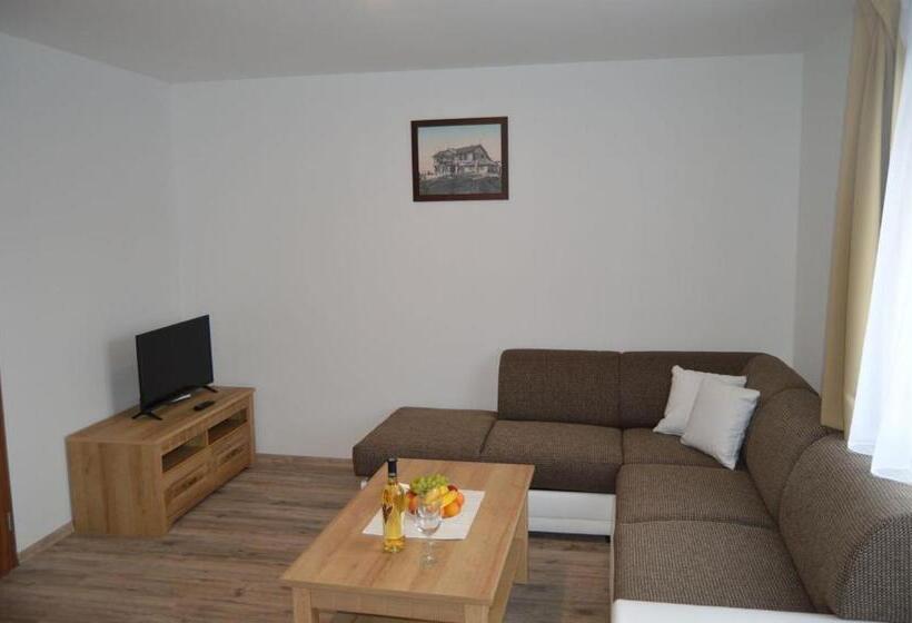 Lakosztály Erkéllyel, Kolonie