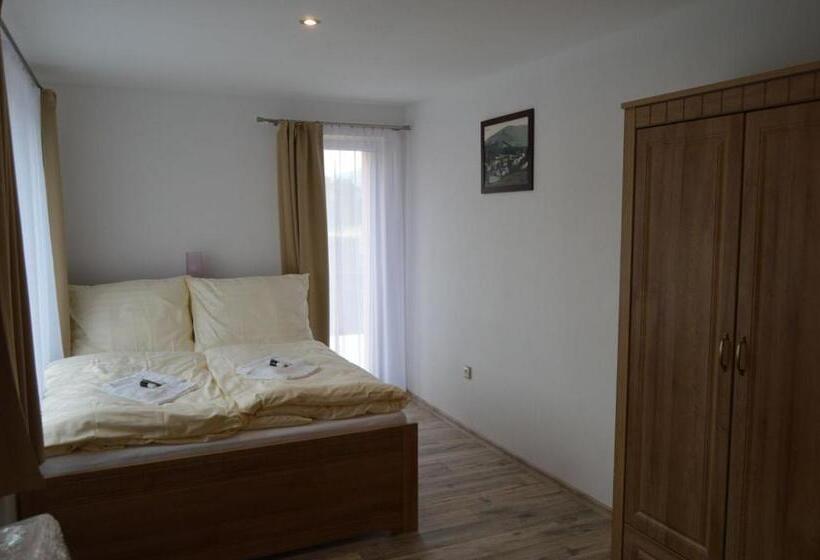 Lakosztály Erkéllyel, Kolonie