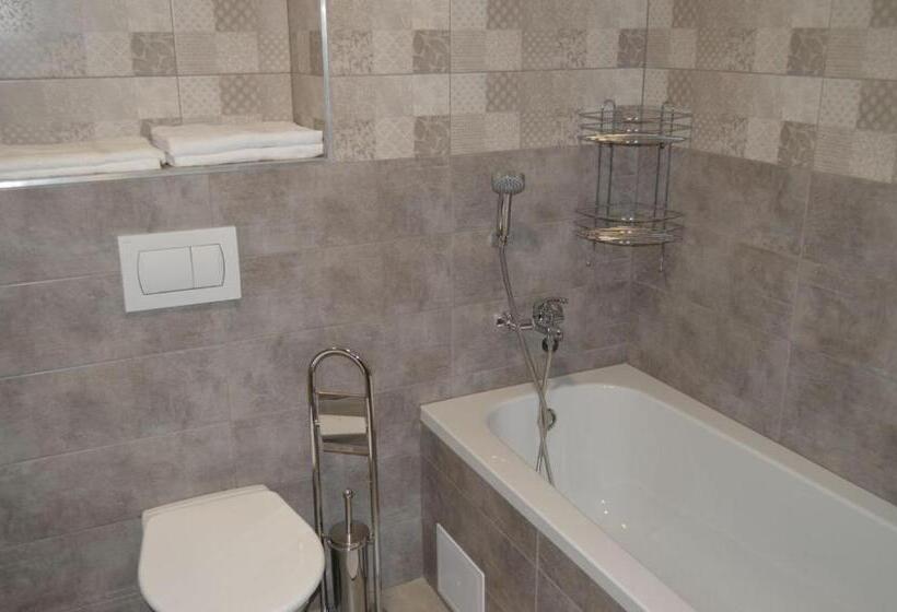 Lakosztály Erkéllyel, Kolonie