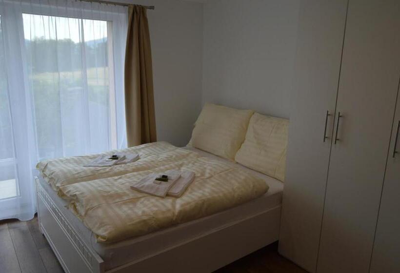 Lakosztály Erkéllyel, Kolonie