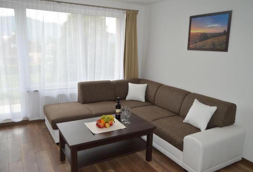 Lakosztály Erkéllyel, Kolonie