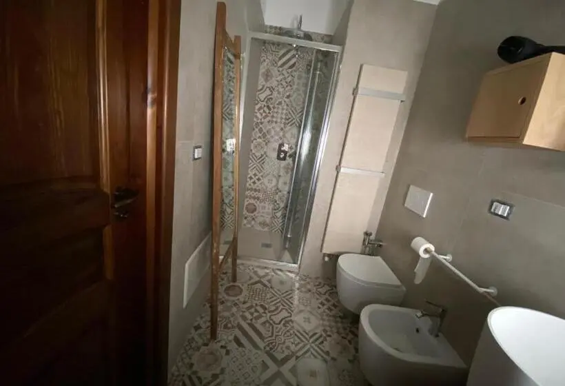 اتاق لوکس با تخت بزرگ, La Fontanella