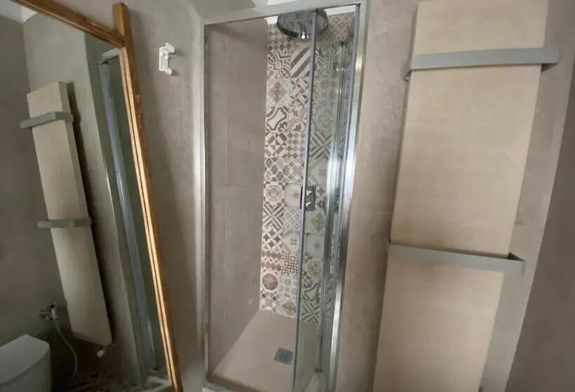 اتاق لوکس با تخت بزرگ, La Fontanella