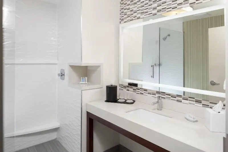 キングサイズベッドのスタンダードルーム, Courtyard By Marriott Deland Historic Downtown