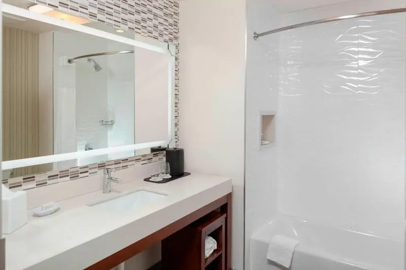 キングサイズベッドのスタンダードルーム, Courtyard By Marriott Deland Historic Downtown