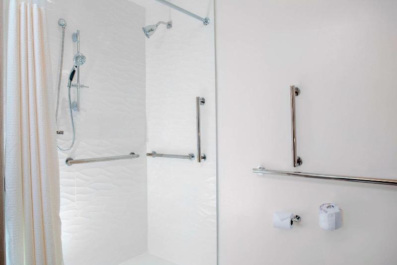 غرفة قياسية سرير كينج, Courtyard By Marriott Deland Historic Downtown