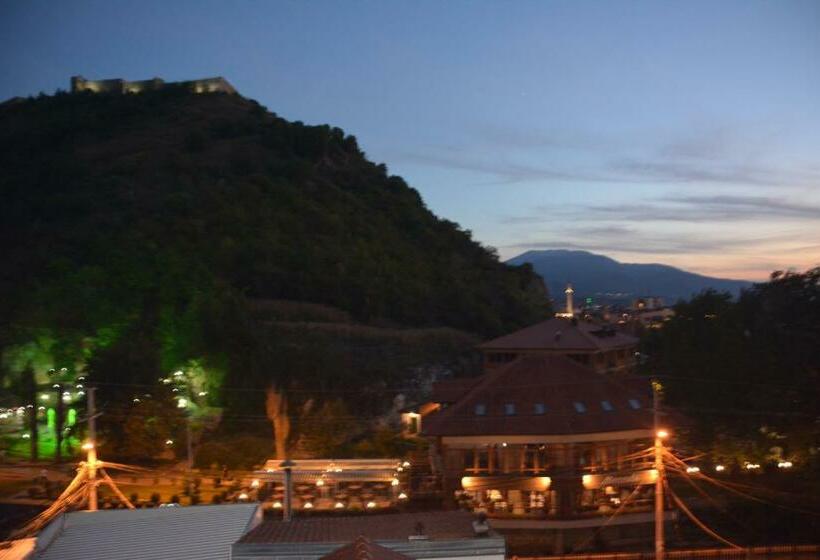 اتاق استاندارد با تخت بزرگ, Deni House