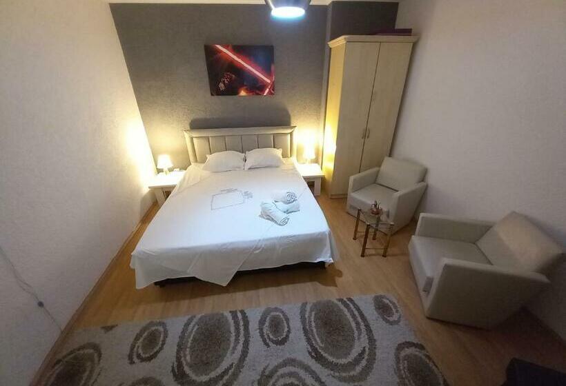 اتاق استاندارد, Deni House