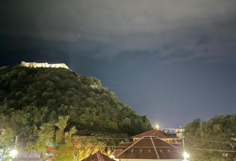 اتاق استاندارد با تخت بزرگ, Deni House