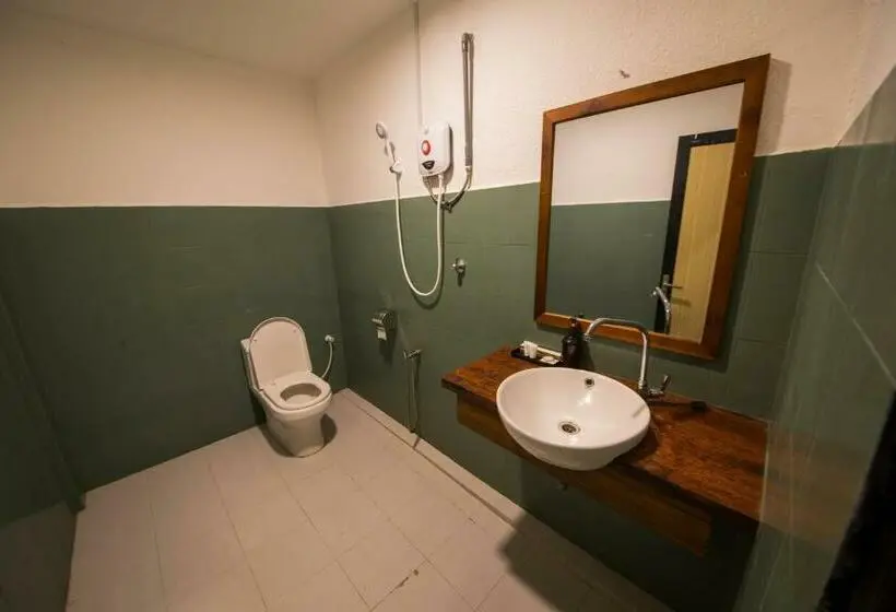 スタンダードトリプルルーム, Room V @ Jalan Sultanah Near Bus Stop Batu Pahat