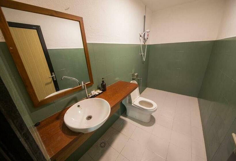 חדר משפחתי, Room V @ Jalan Sultanah Near Bus Stop Batu Pahat