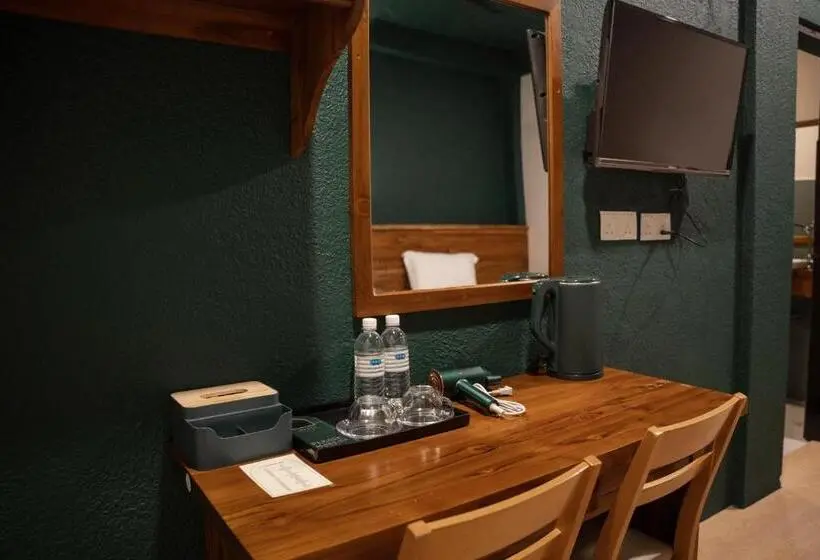 スタンダードトリプルルーム, Room V @ Jalan Sultanah Near Bus Stop Batu Pahat