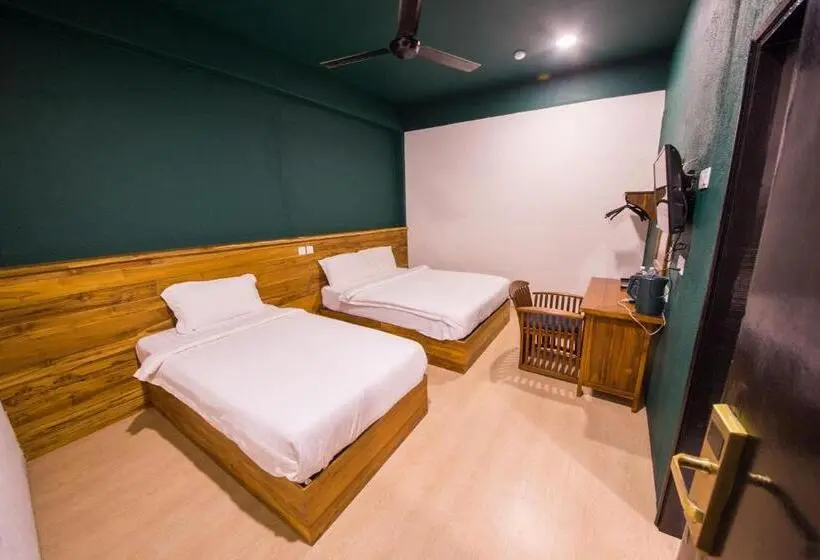 スタンダードトリプルルーム, Room V @ Jalan Sultanah Near Bus Stop Batu Pahat