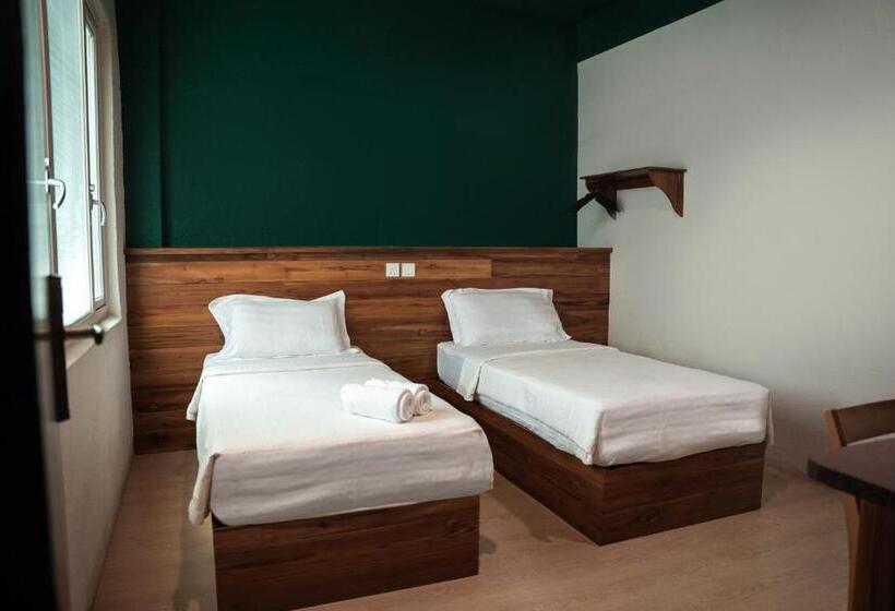 Номер Стандарт, Room V @ Jalan Sultanah Near Bus Stop Batu Pahat
