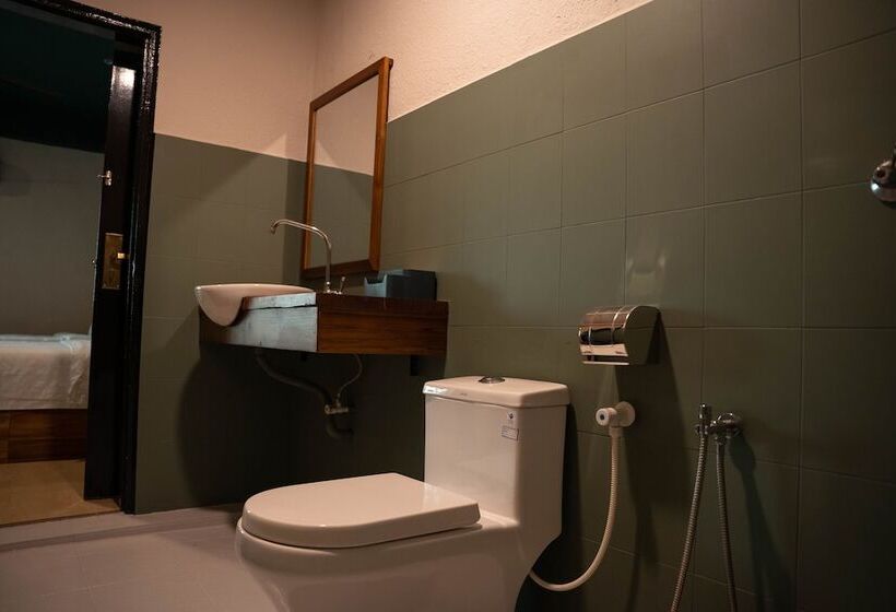 Quarto Deluxe, Room V @ Jalan Sultanah Near Bus Stop Batu Pahat