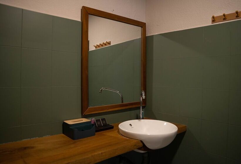 Quarto Triplo Estandar, Room V @ Jalan Sultanah Near Bus Stop Batu Pahat