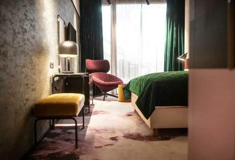 سوئیت جونیور با تراس, Me And All Hotel Flims, By Hyatt