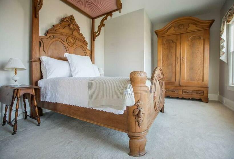 إستوديو ديلوكس, Clifton House