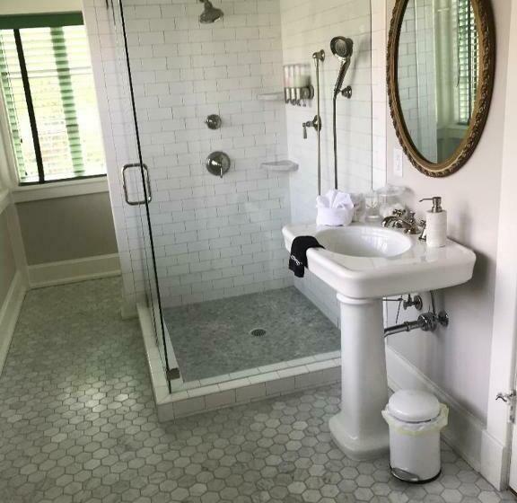 جناح ديلوكس, Clifton House