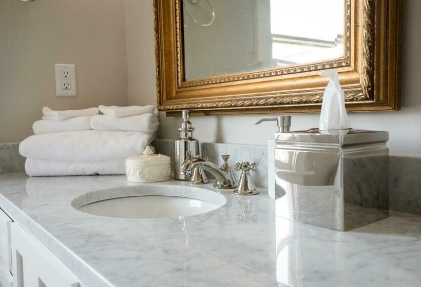 جناح ديلوكس, Clifton House