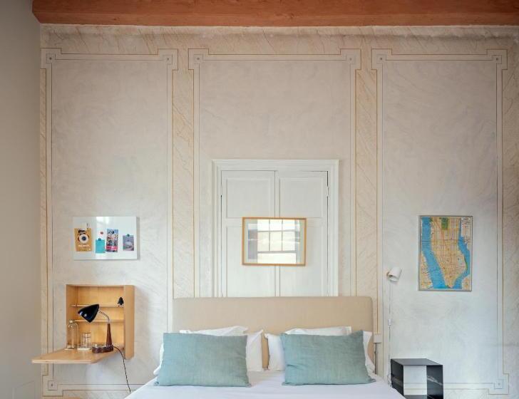 غرفة قياسية, Hevresac Singular & Small