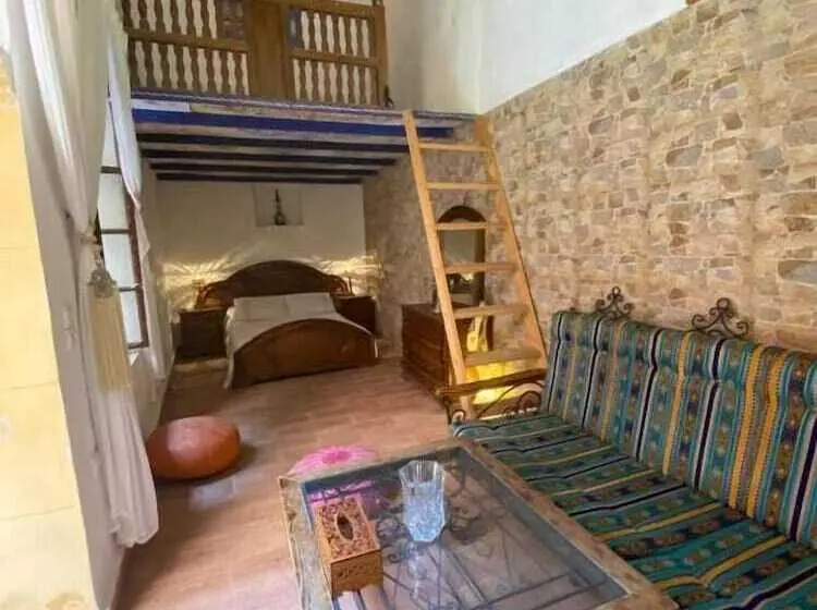 سوییت لوکس, Riad Jbara