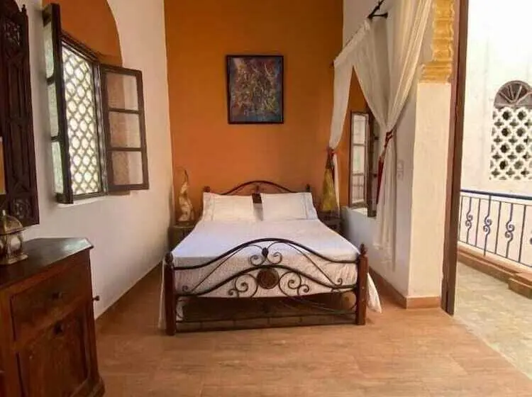 سوییت لوکس, Riad Jbara