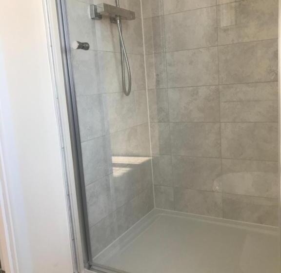 Quarto Estandar Individual, The Straw Bear