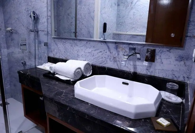 Suite Executive, Av Royale Gms Road