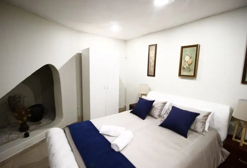 Comfort Studio, The Plot