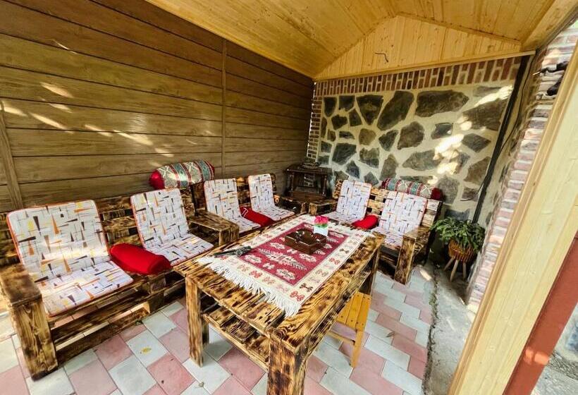 اتاق خانوادگی, Guest House Poligloti